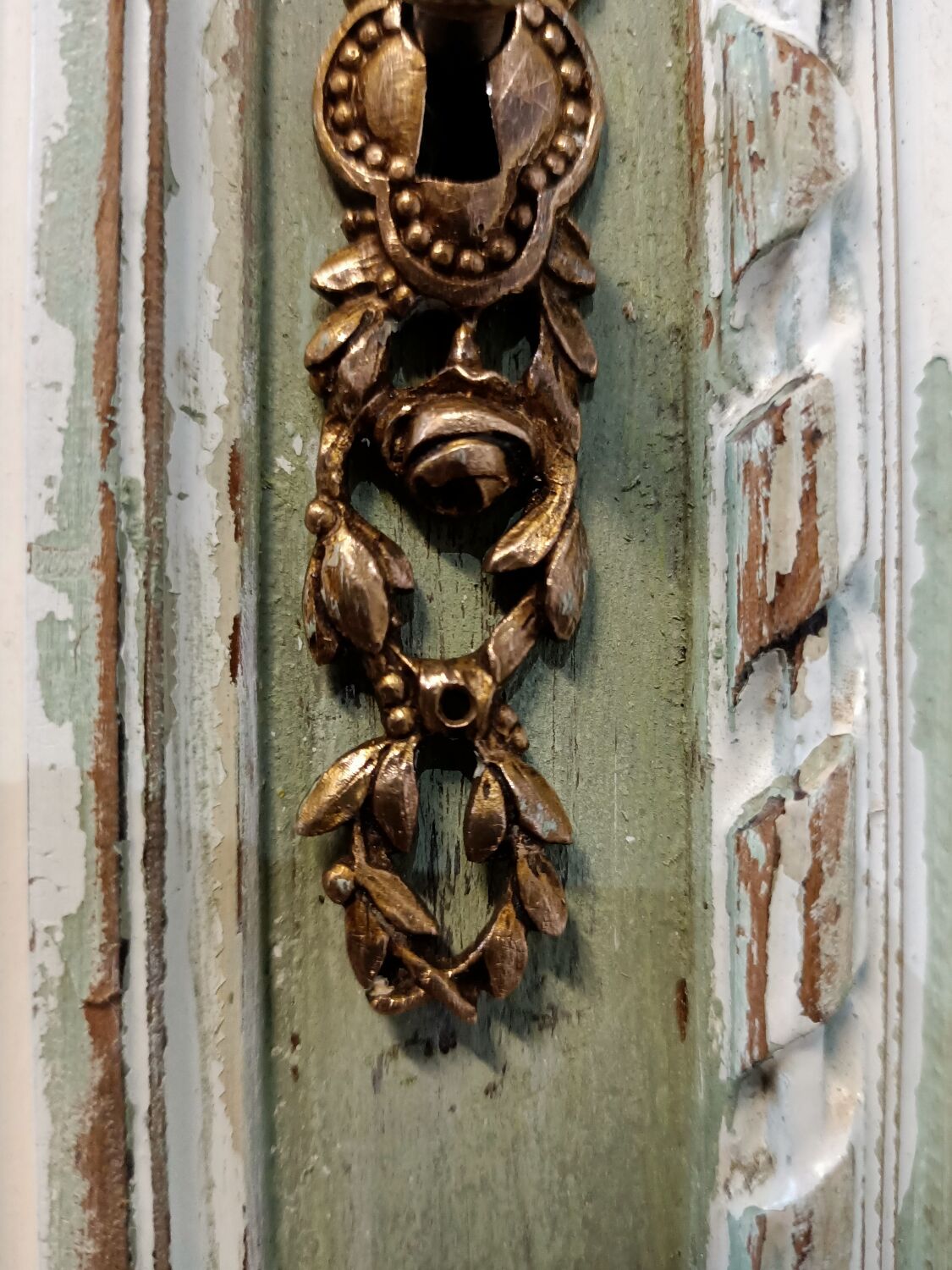 Patinated buffet service