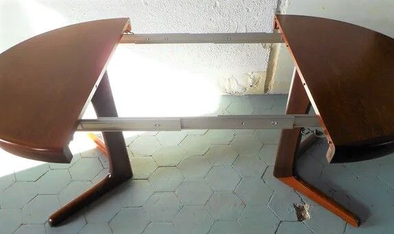 Baumann table with extension cords