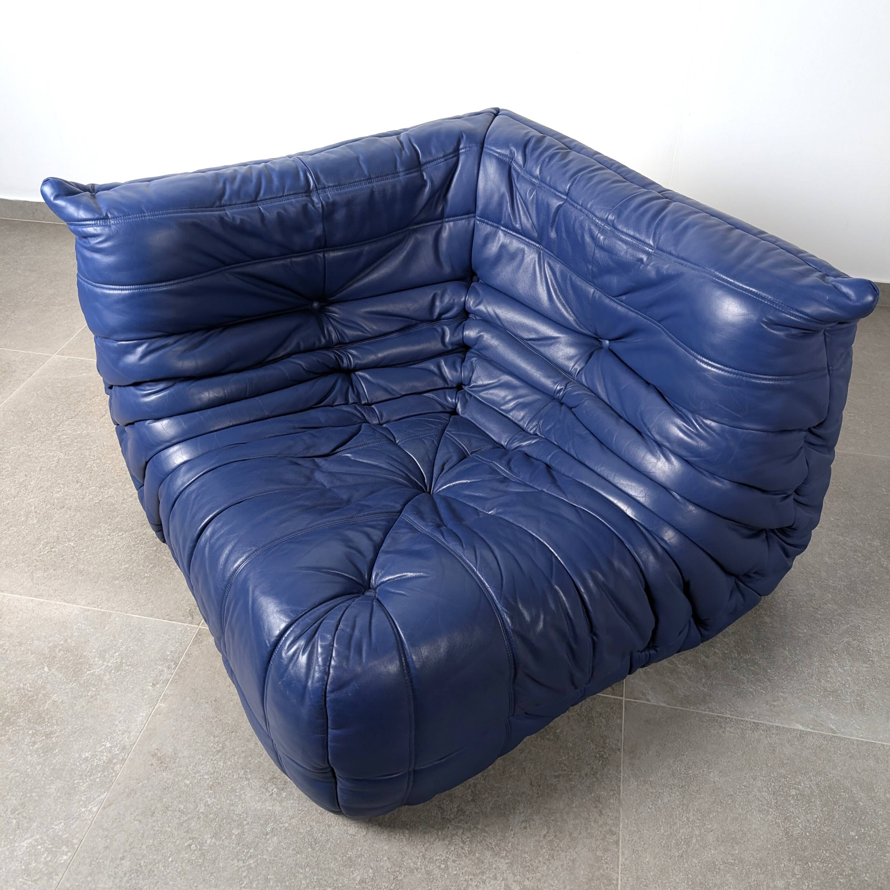 Canapé d'angle Michel Ducaroy Ligne Roset en cuir bleu Togo, France, années 1980