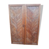 Doors of a deco style wardrobe in good condition in wood with the lock and the original key