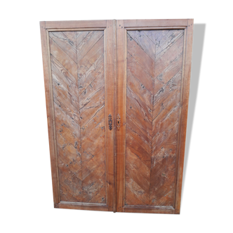 Doors of a deco style wardrobe in good condition in wood with the lock and the original key