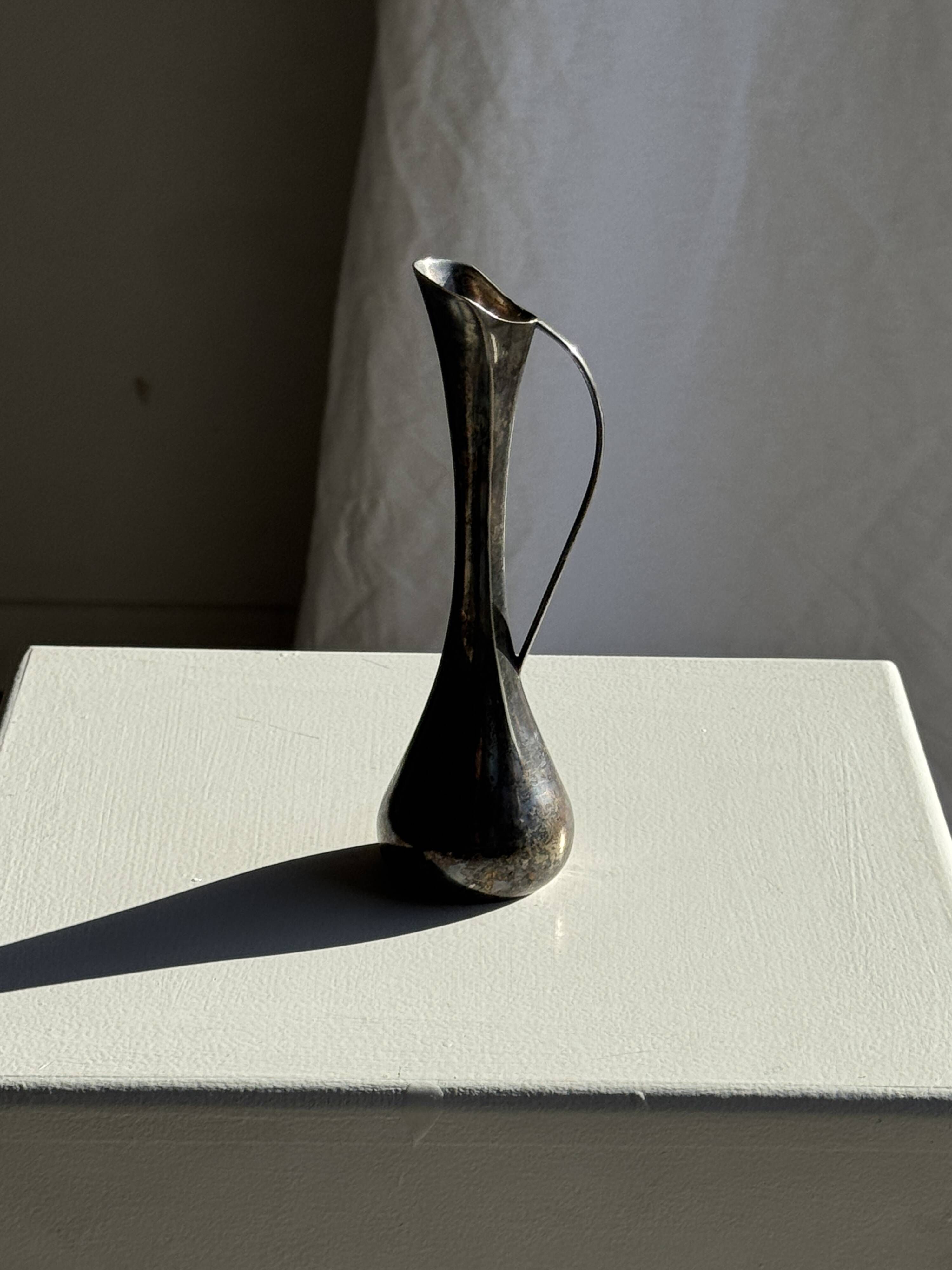 Vintage silver-plated soliflore vase with a dark patina in the shape of a ewer.