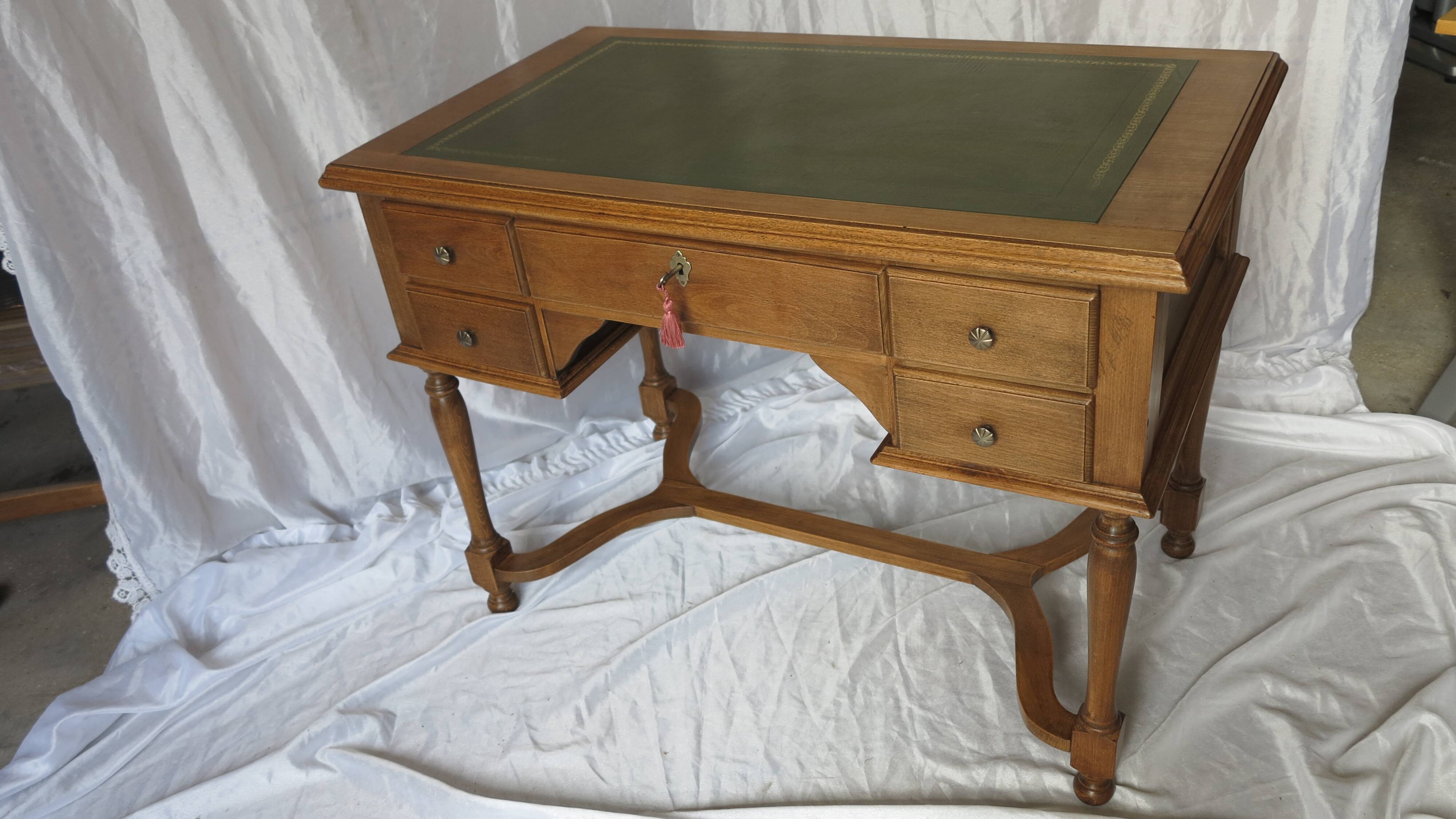 bureau classique dessus cuir