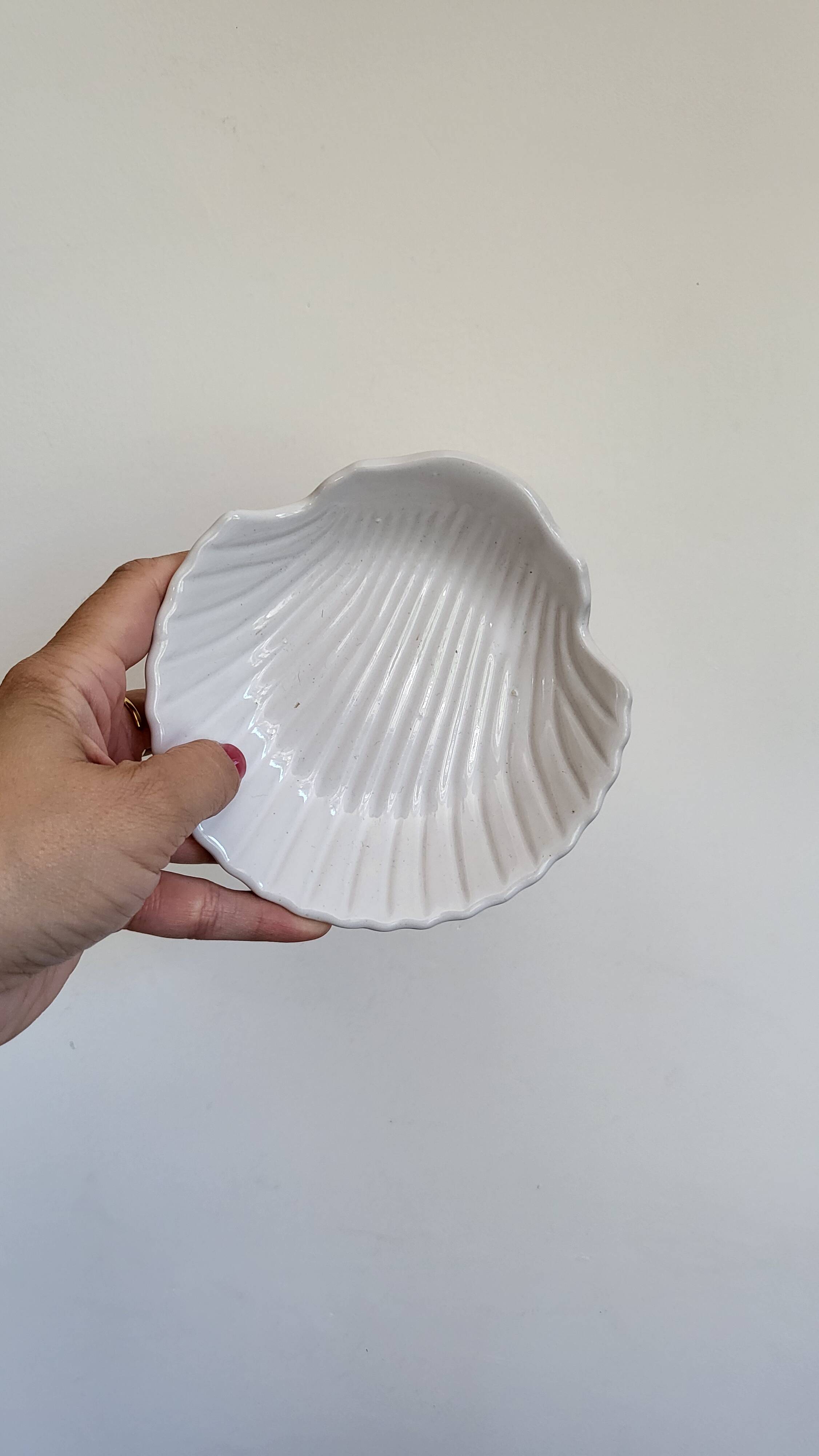 Vintage set of 4 shell-shaped bowls