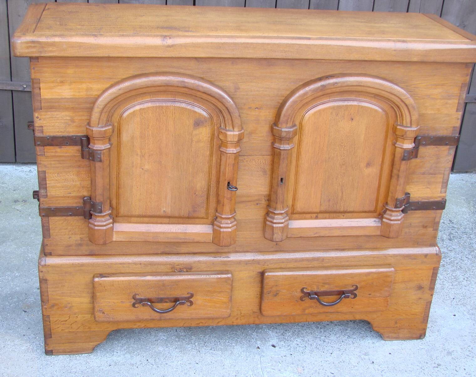 Rustic oak chest of drawers from the 1950s | Solid wood | Hand-forged fitti