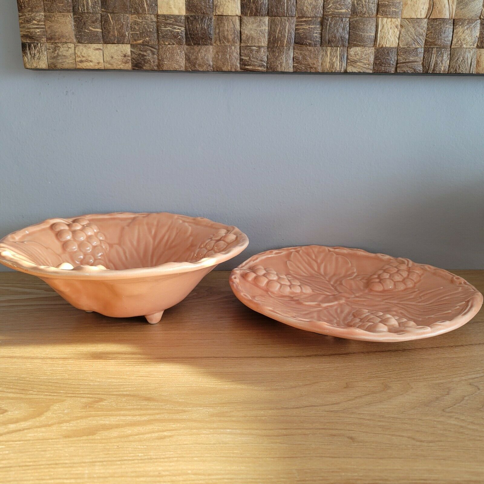 Coupe à fruits égouttoir en céramique barbotine décor de vigne et raisins