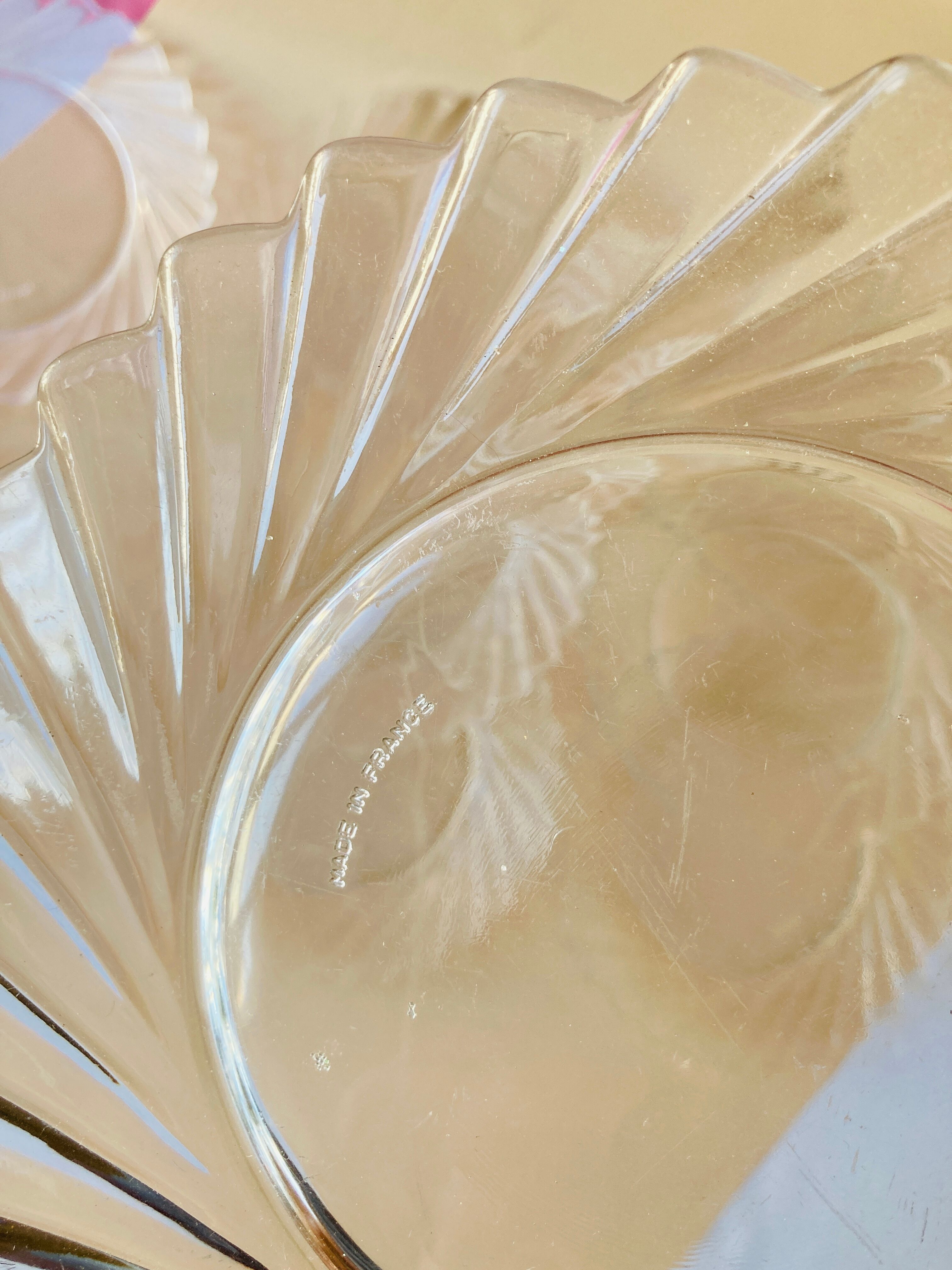 10 small plates in Duralex glass in the shape of flowers - retro-cuisine-vintage