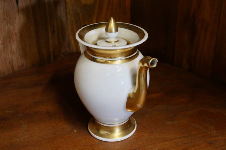 Porcelain verseuse from Paris, gold fillets, Empire period.