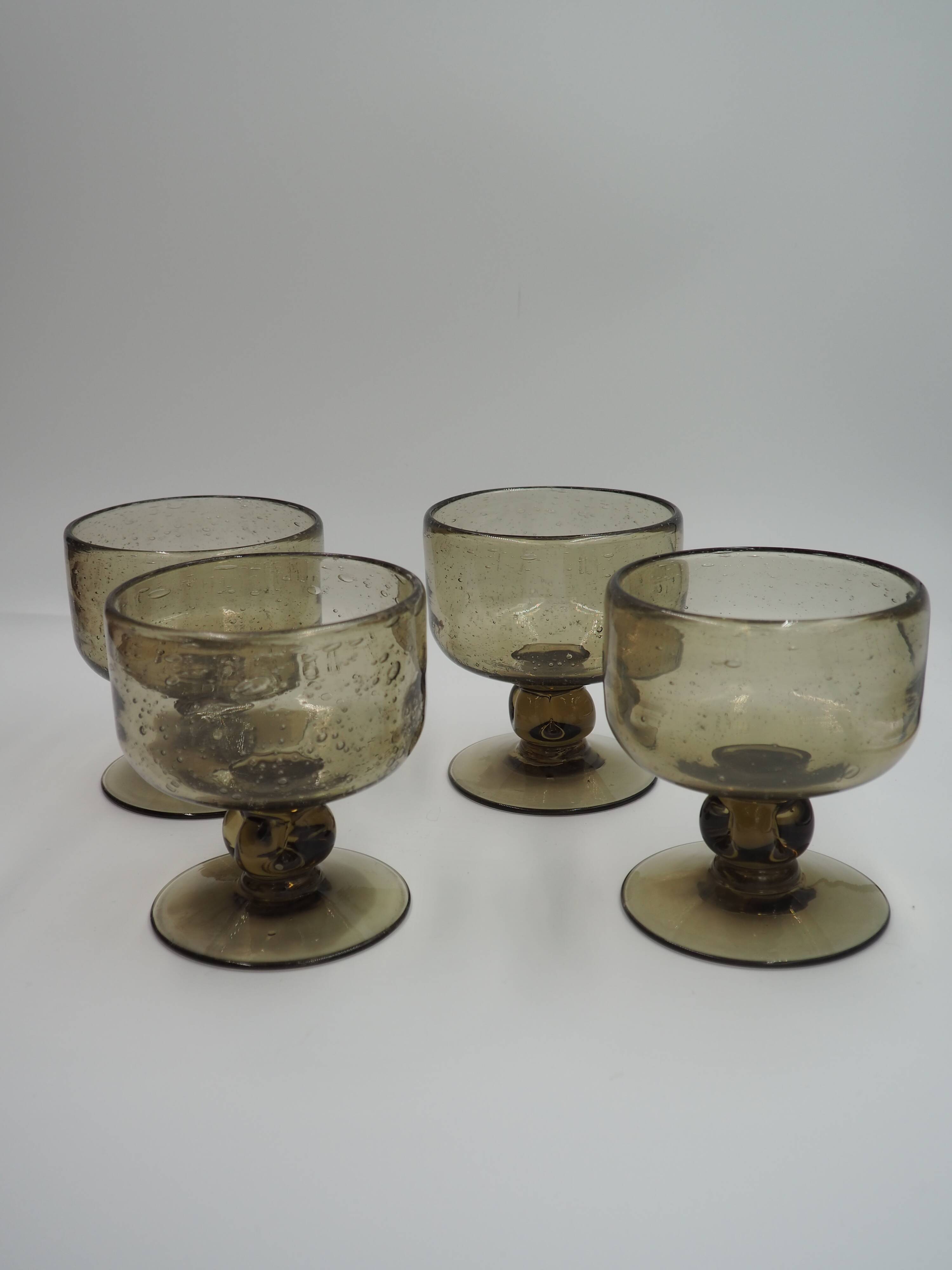 Verres à vin Biot en verre fumé marron-gris