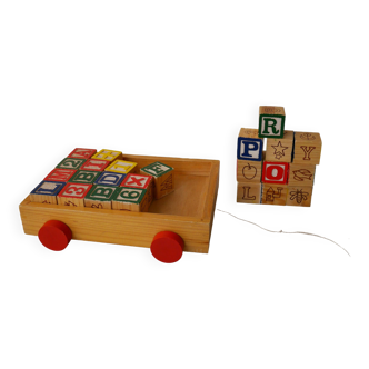 Chariot avec ses petits cubes en bois