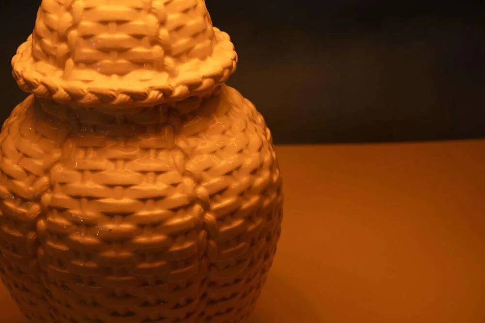 Vintage table lamp in woven ceramic Regency style.