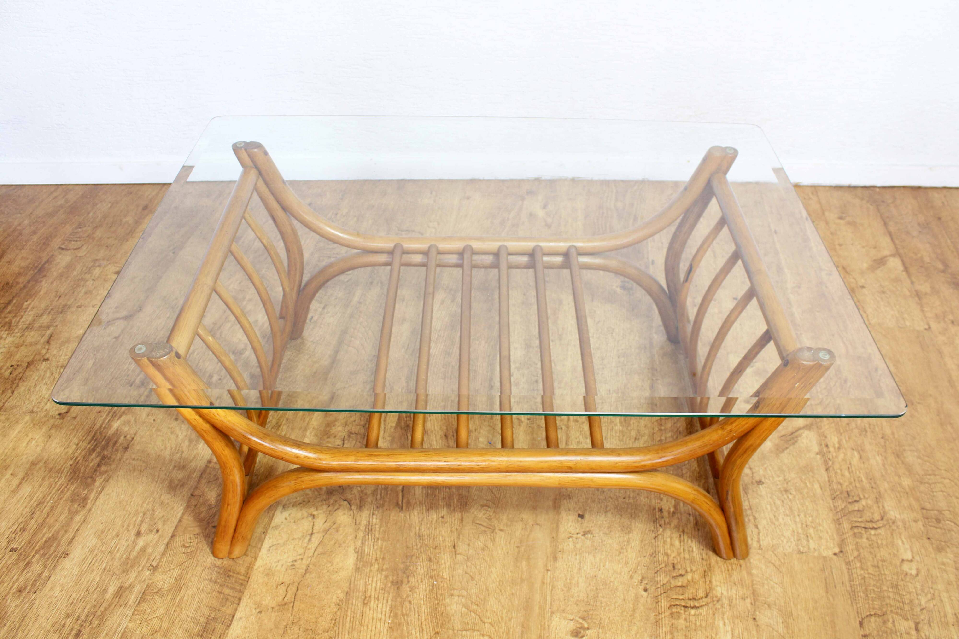 Table basse en rotin et verre