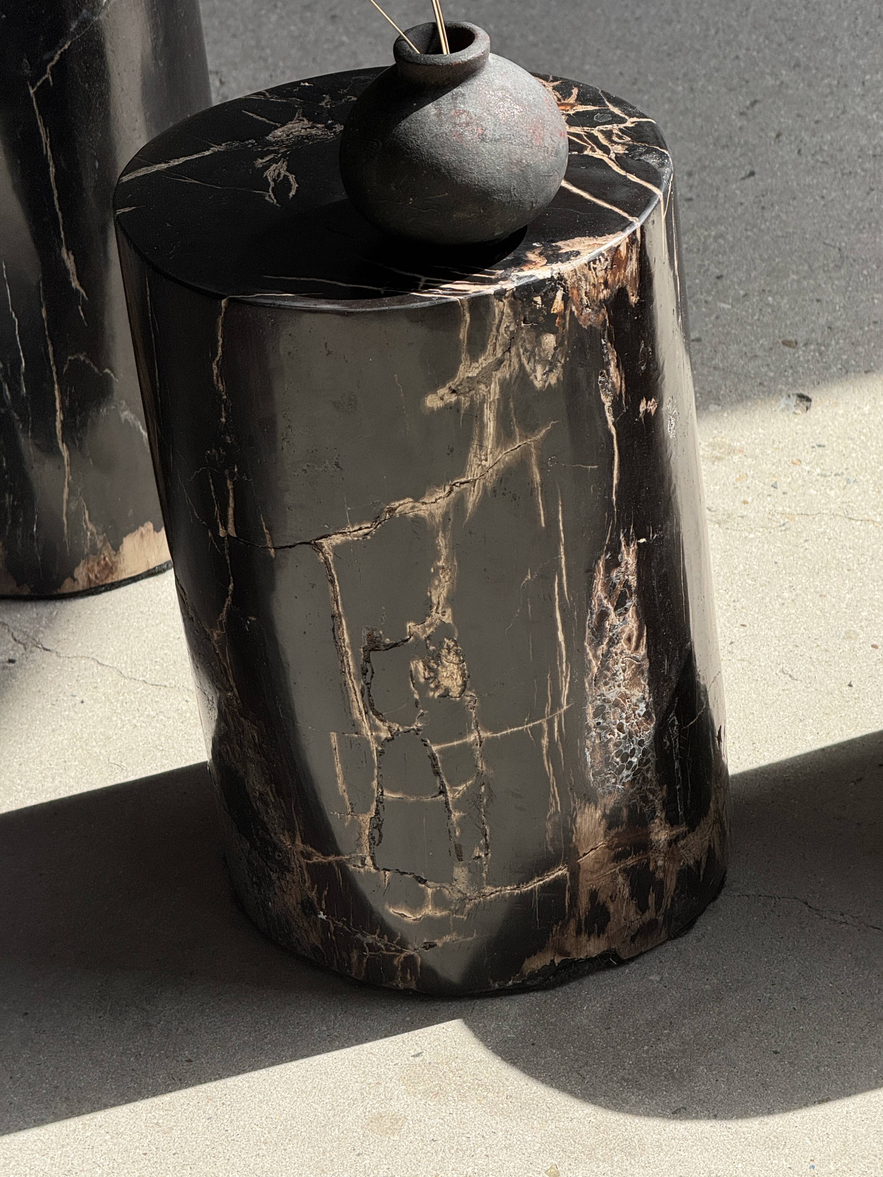 Small black petrified wood side table with beige stripes H28 D18 - 3347