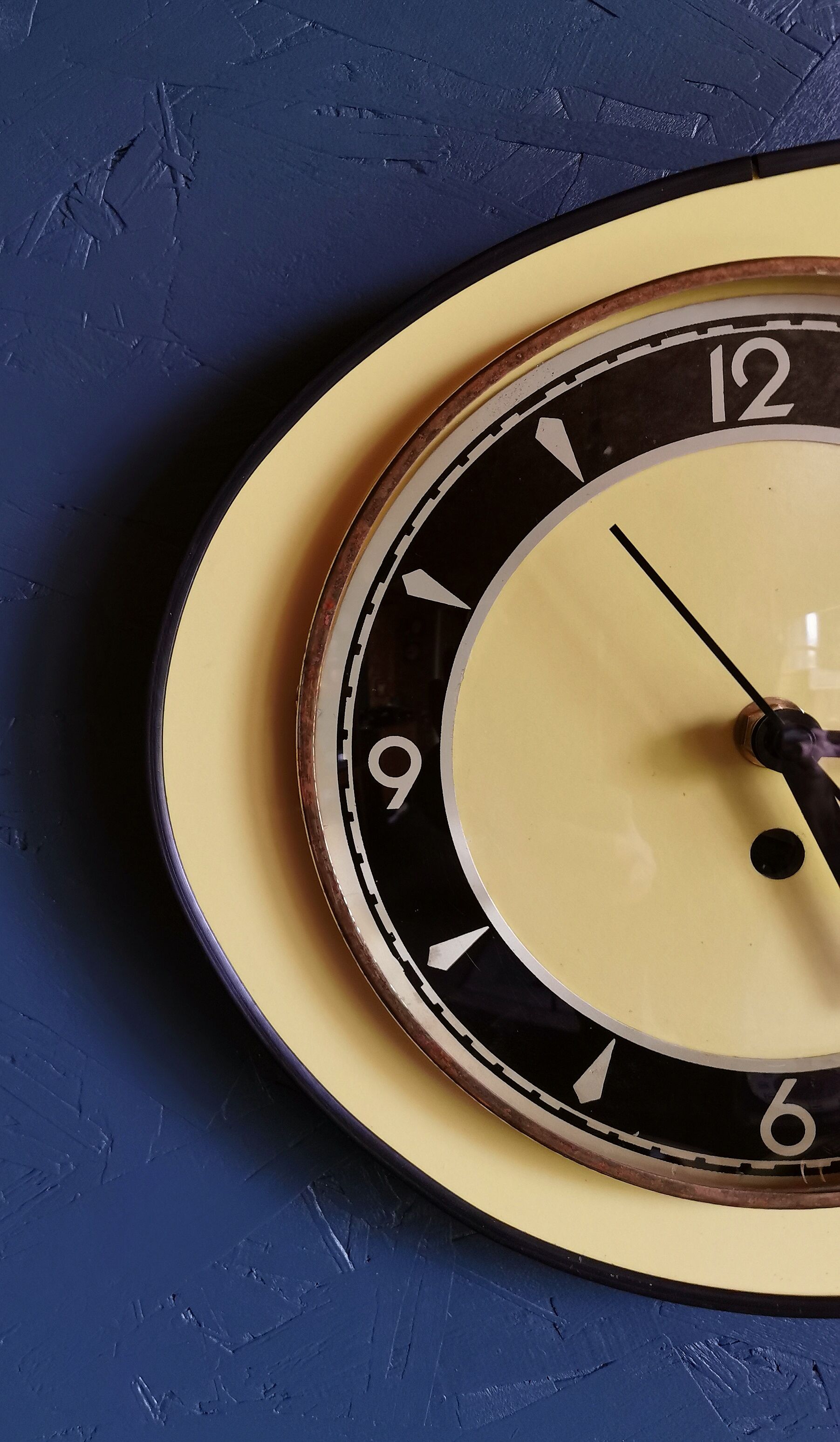 Vintage formica clock silent wall clock asymmetrical 60s "Yellow black"