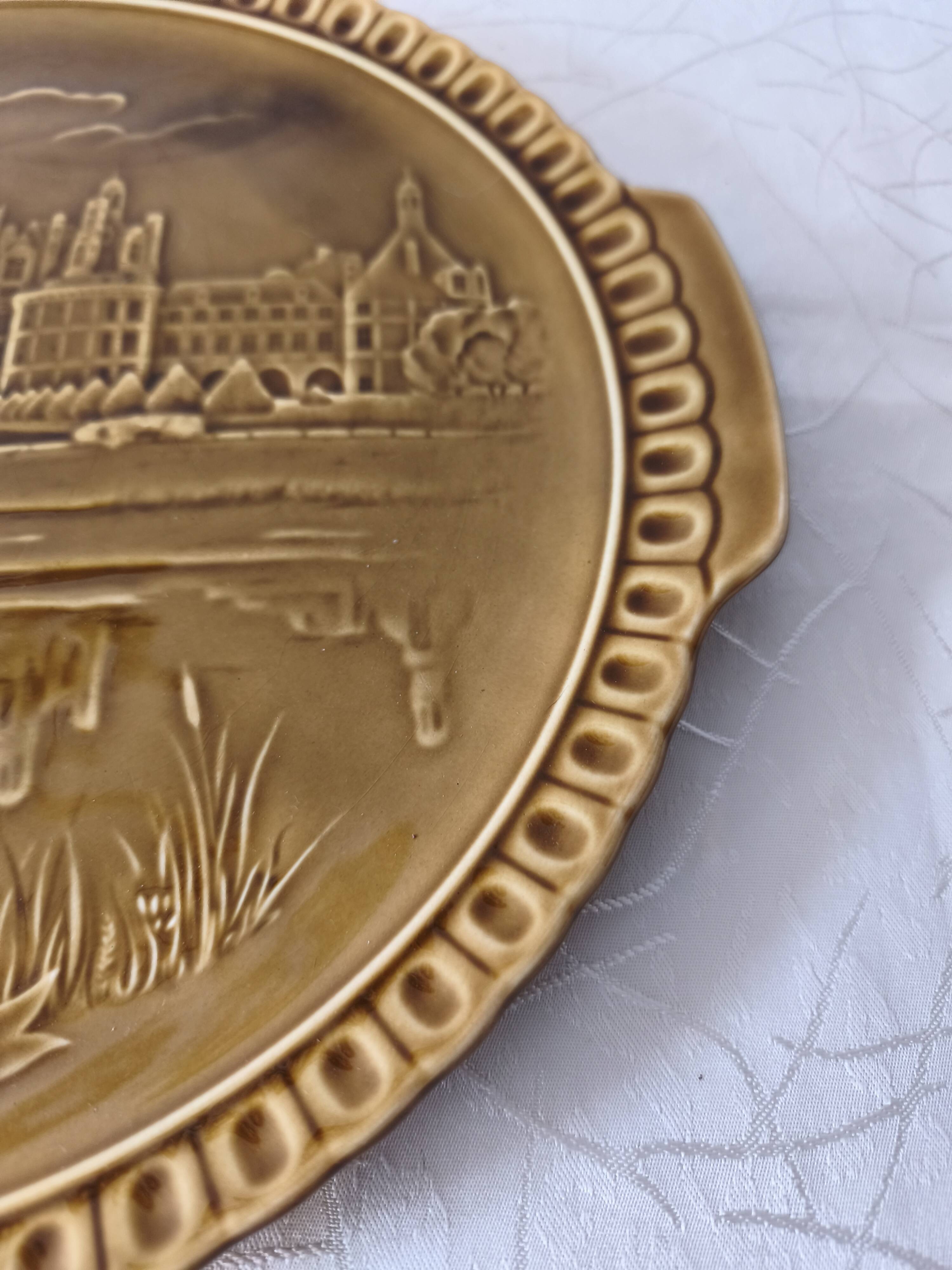 Plat de présentation vintage en faïence de Gien création spéciale Chambord