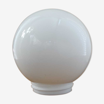 Globe in white opaline - 15 cm