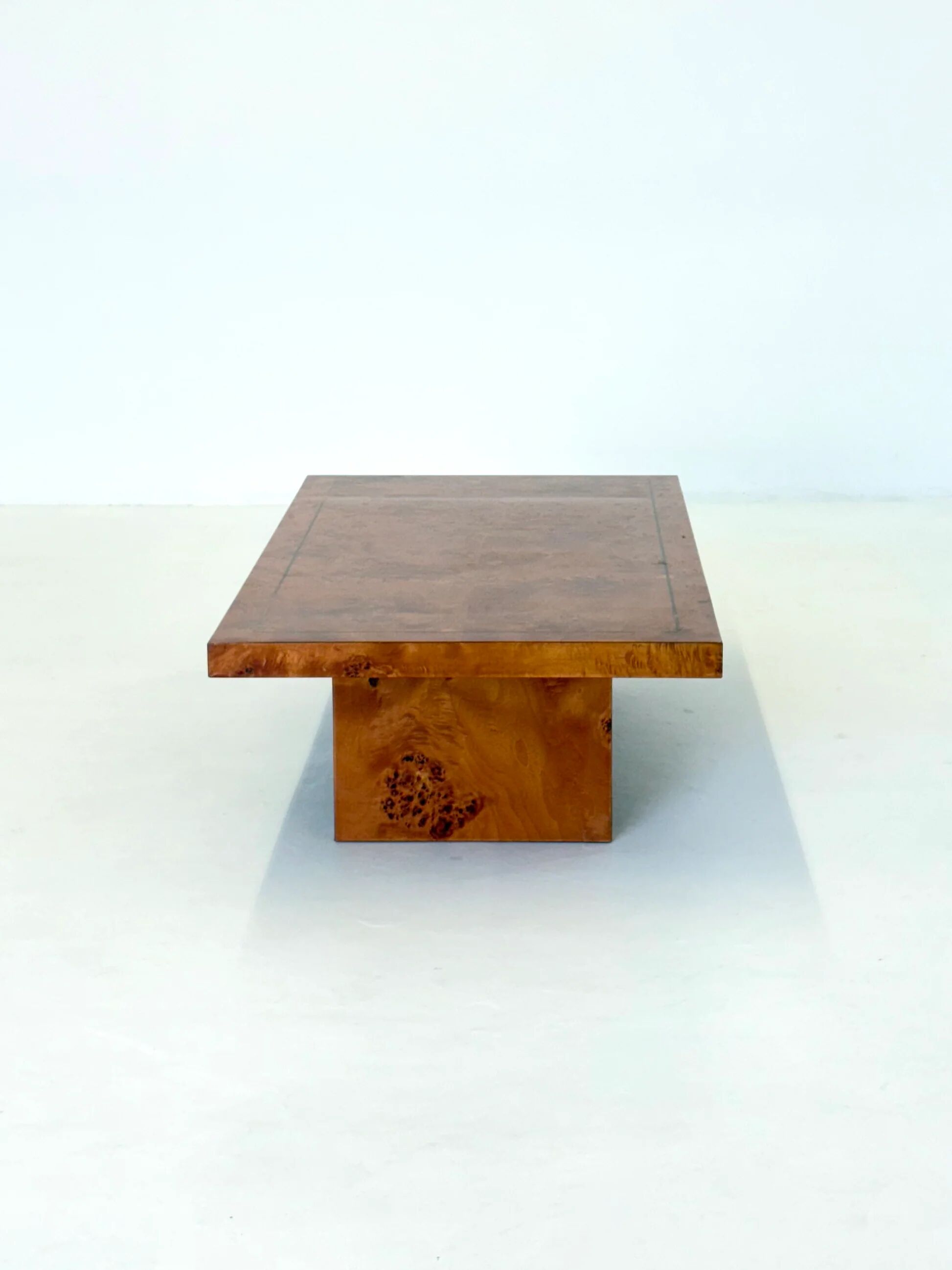 Table basse vintage par Smania en bois de noyer.