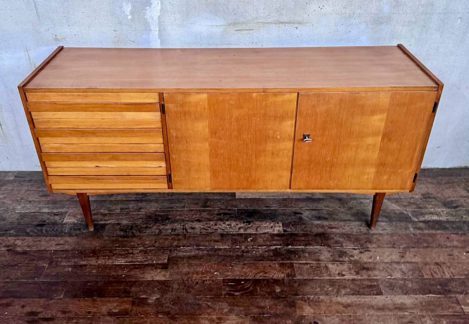 Vintage enfilade from the 1960s, 150 cm long, with 2 doors and 4 drawers.