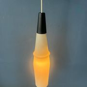 Suspension longue Mid-Century en verre opalin