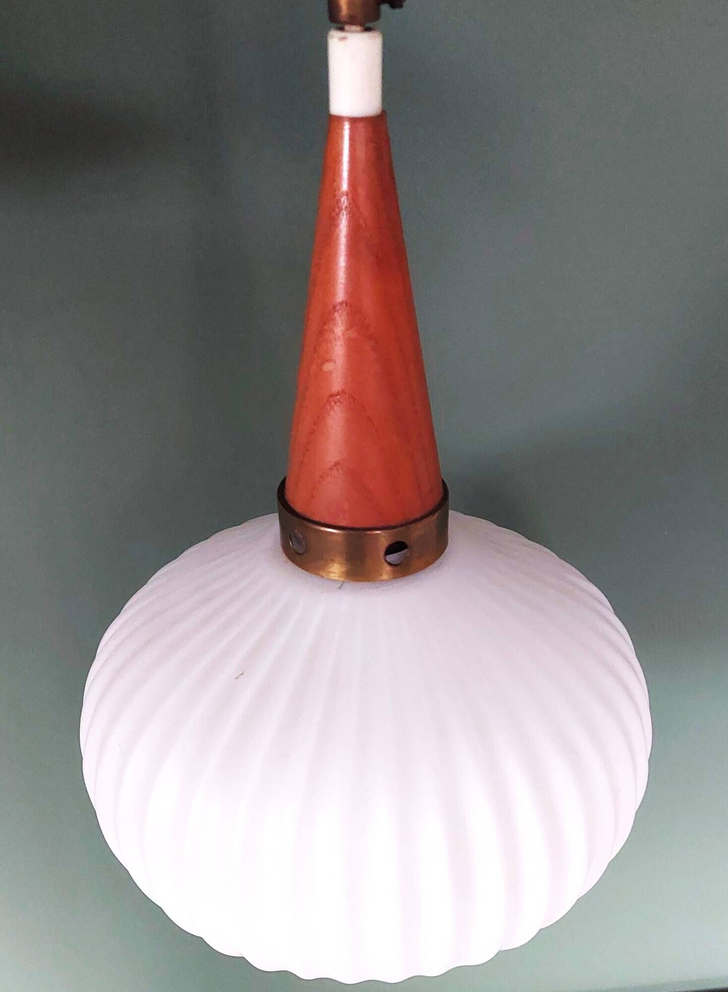 Lampe suspendue vintage en opaline et en teck. Louis Kalff '60