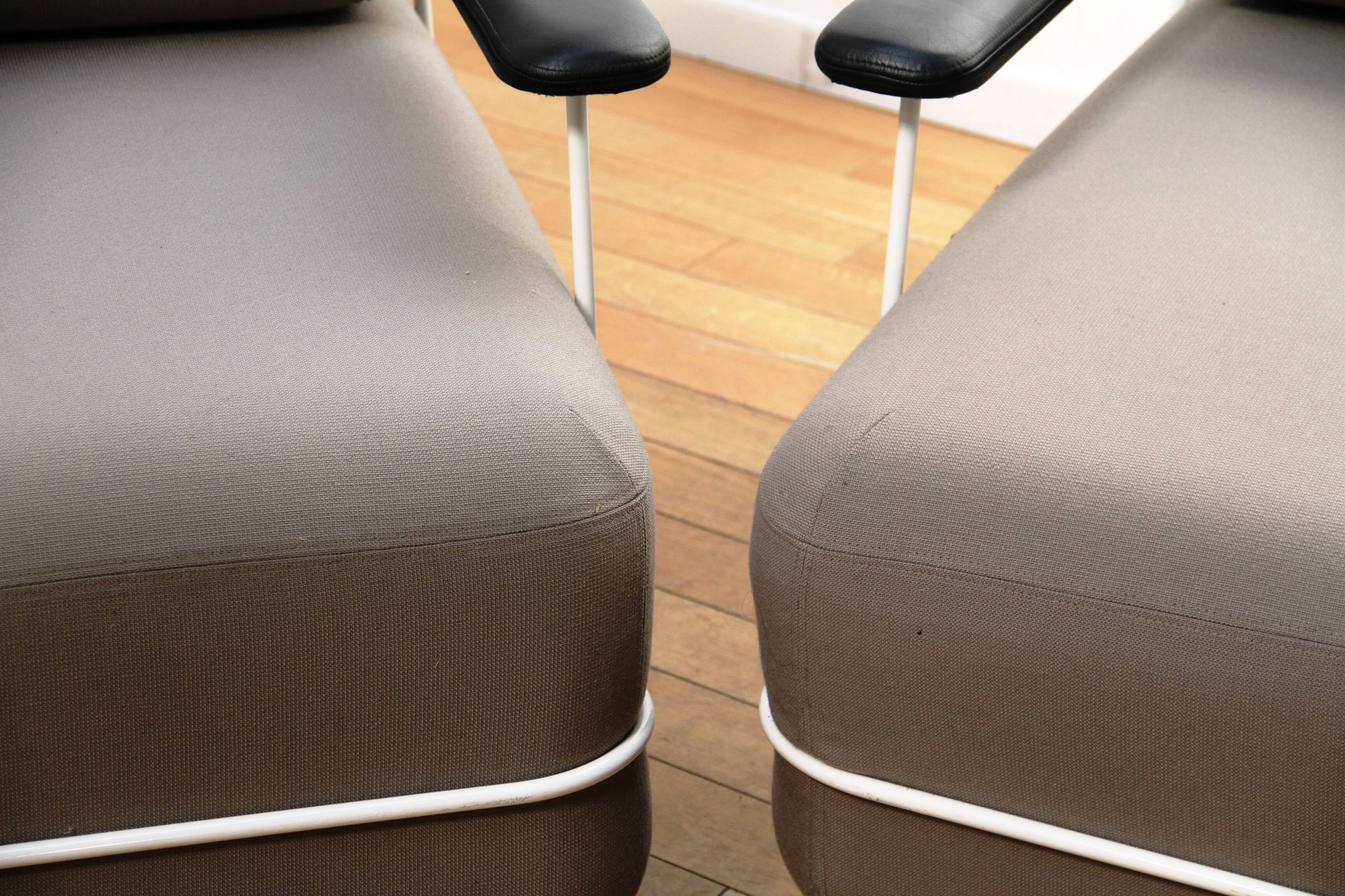 Paire de fauteuils Pebble, Bla Station