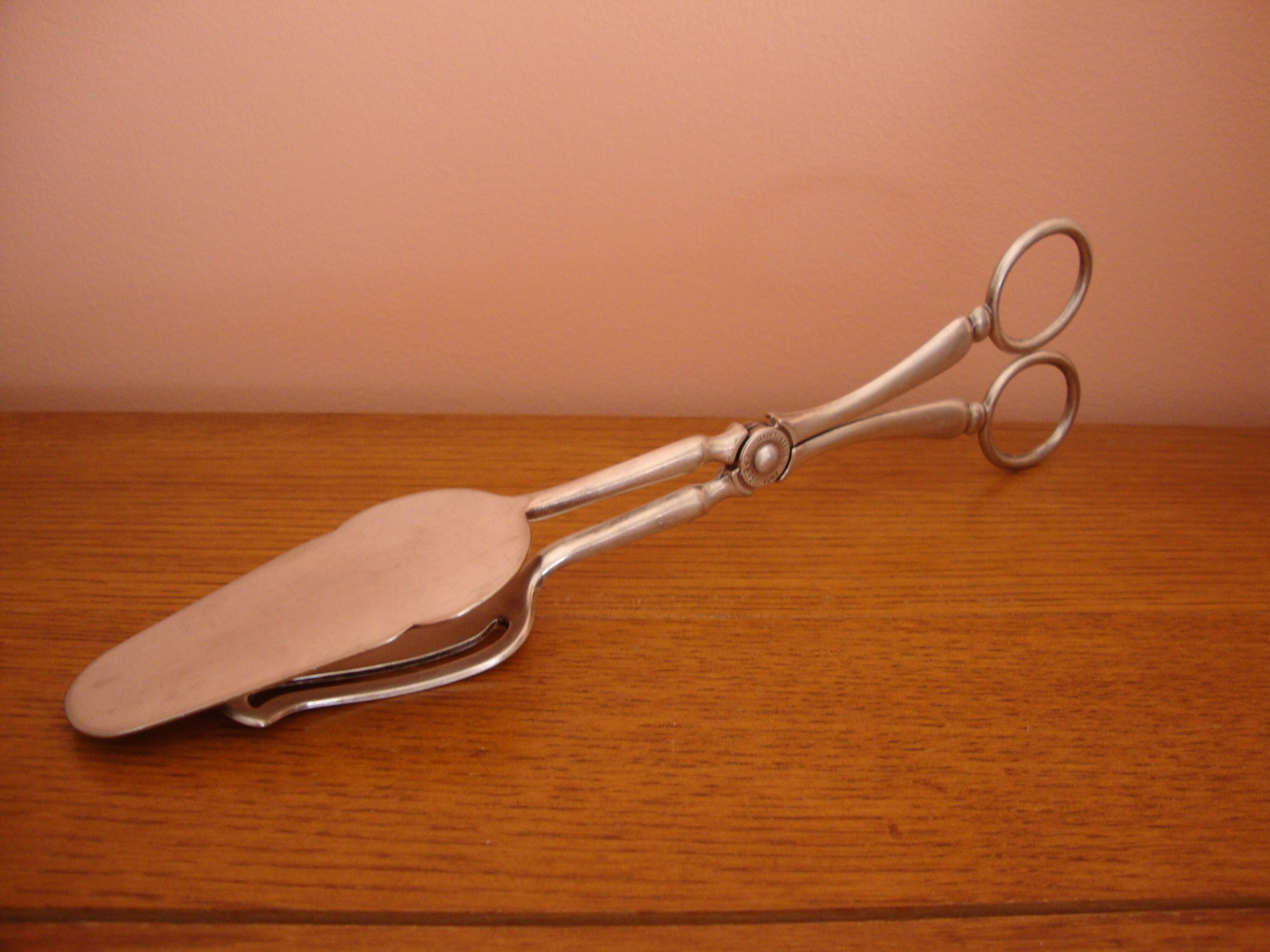 Mignardise or cake pinch