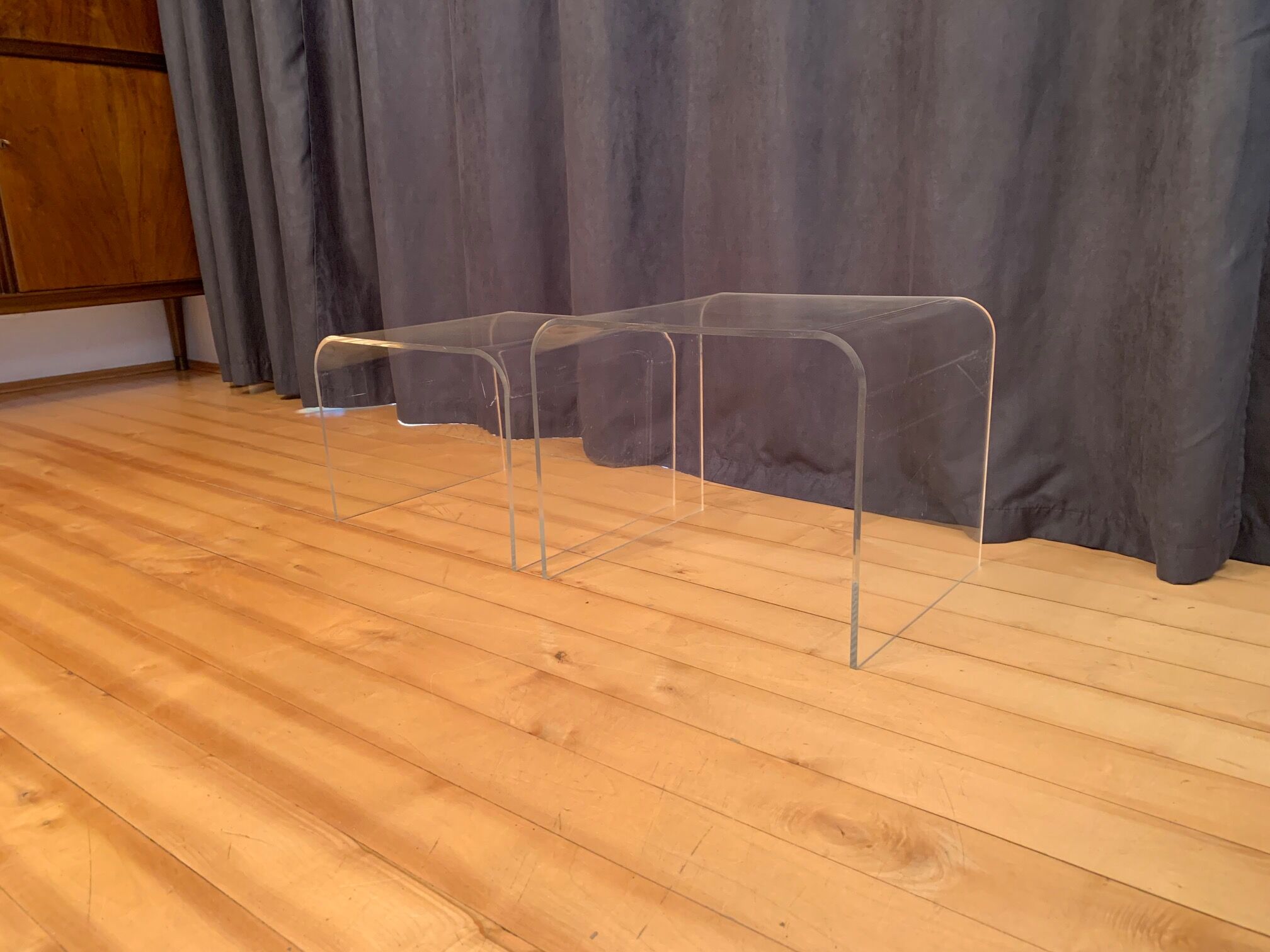 Une paire de tables Lucite des années 1970