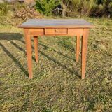 Spindle leg desk
