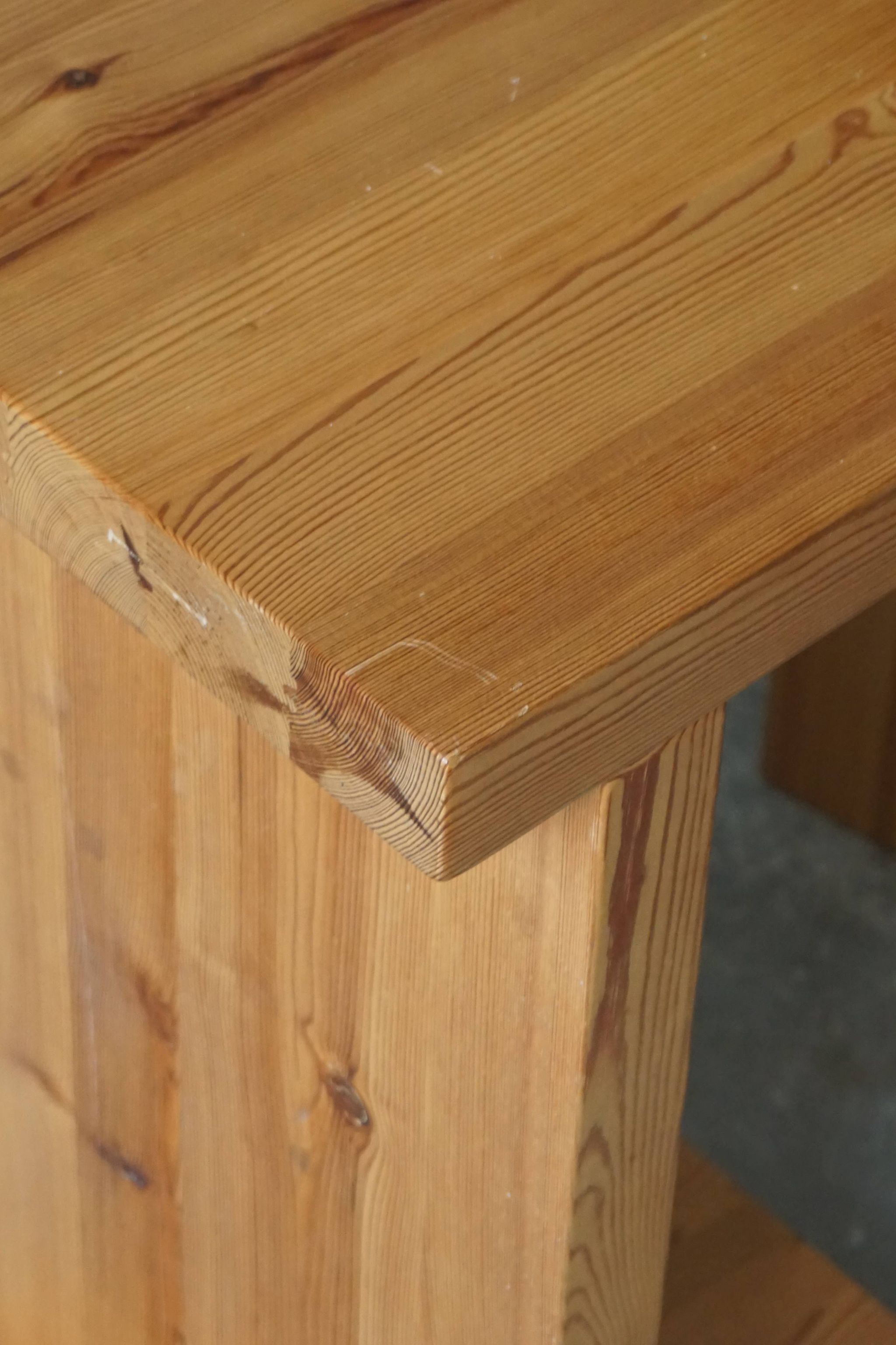 Paire de stands de nuit modernes et brutalistes scandinaves en pin massif, années 1970