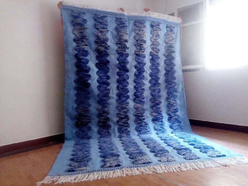Tapis marocain tissé à la main en laine bleu marine