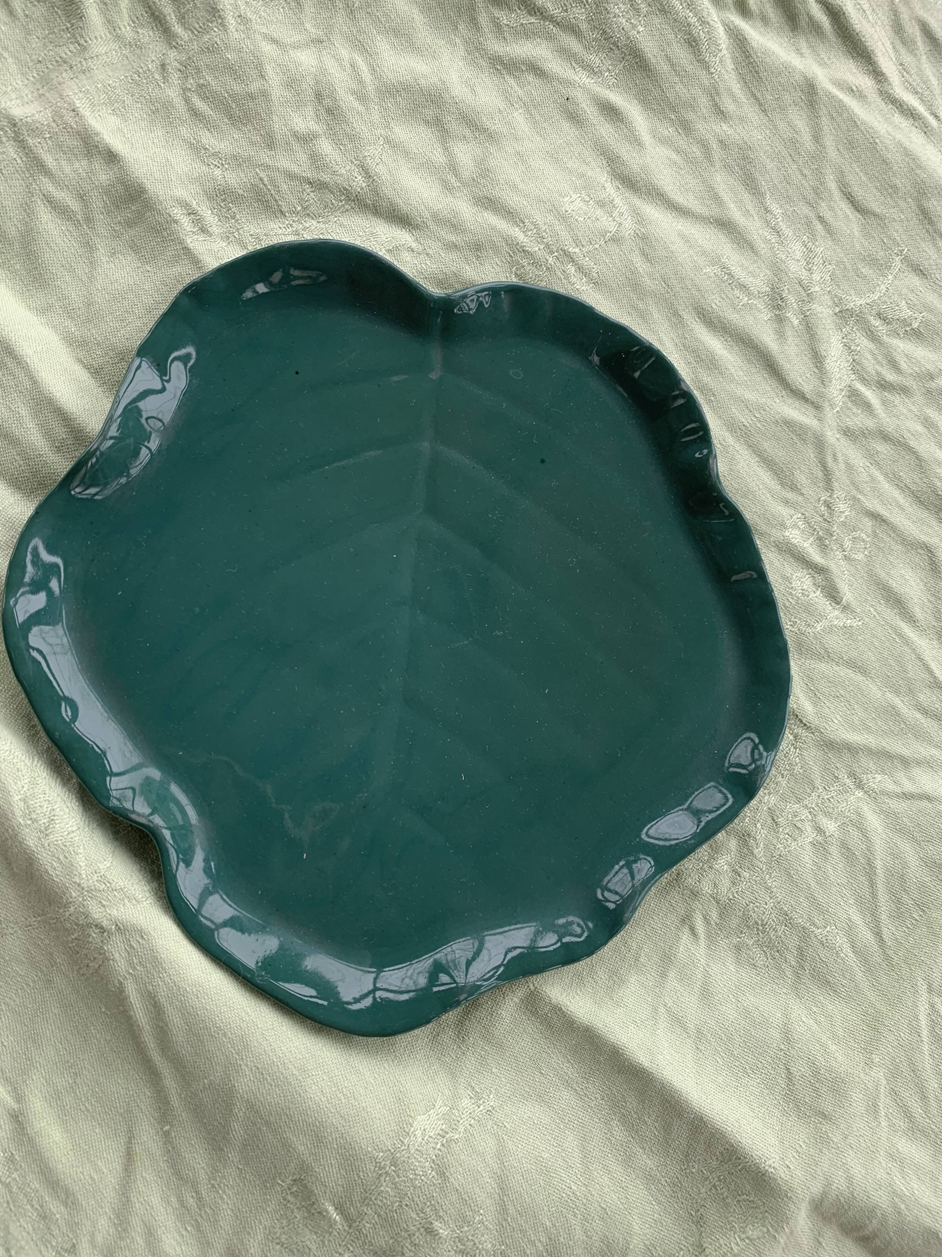 Two dishes empty pocket slurry, biscuits in the shape of vintage green leaf