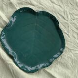 Two dishes empty pocket slurry, biscuits in the shape of vintage green leaf
