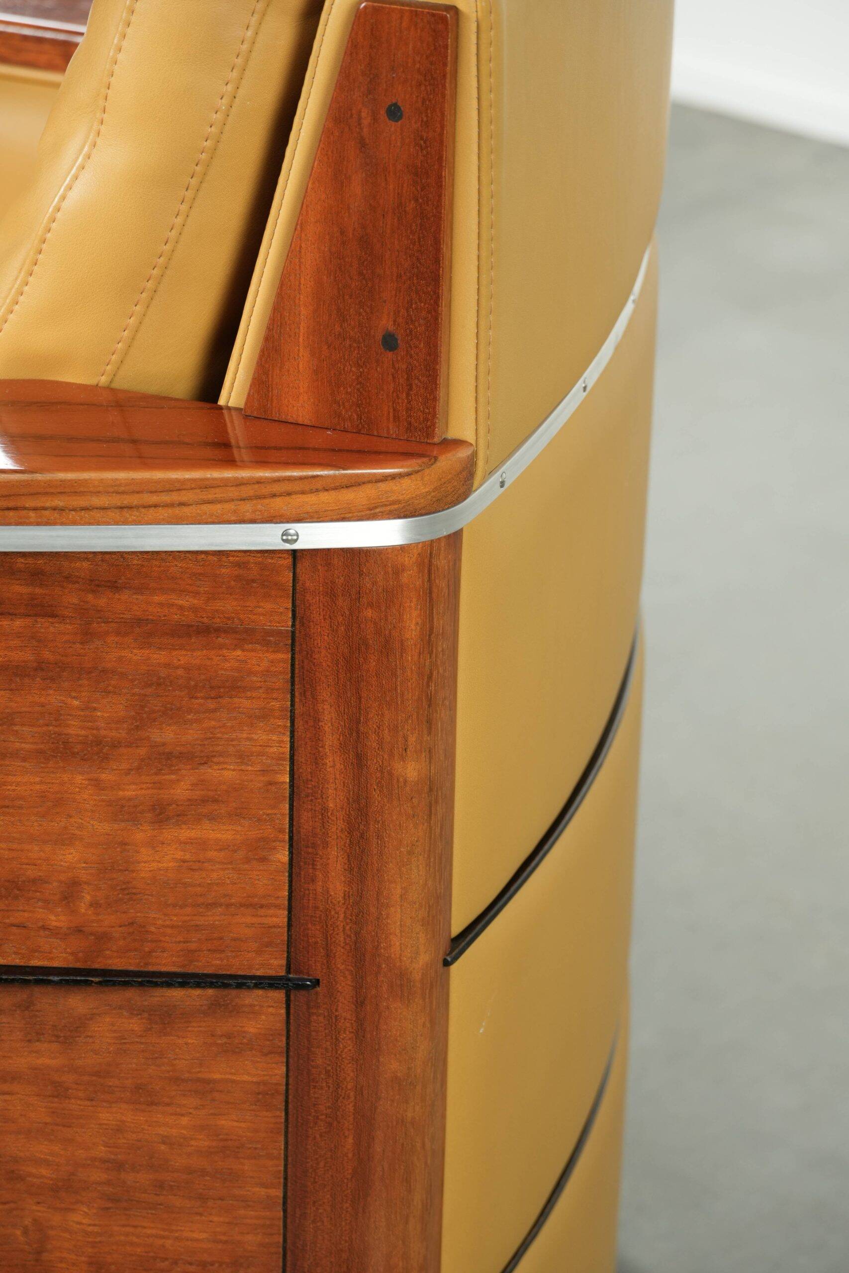 Fauteuil Art Déco jaune de luxe et bien entretenu