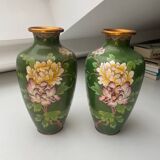 Une paire de vases cloisonnés