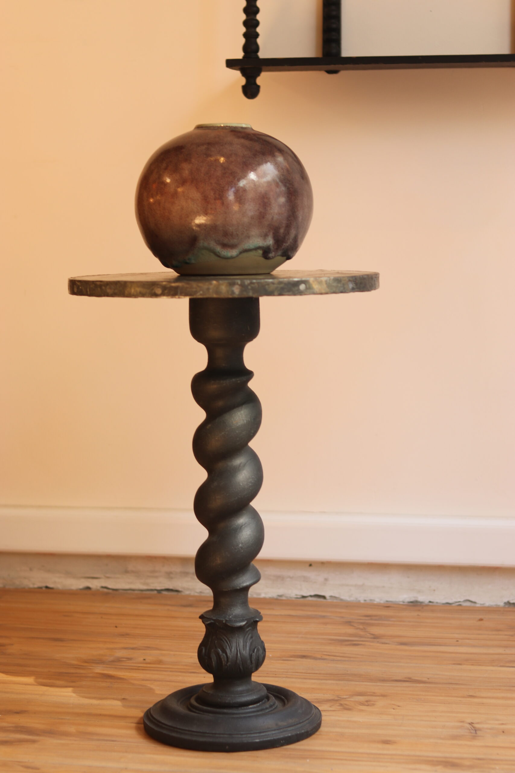 Table d’appoint avec pied torsadé et plateau recouvert d’une feuille de plomb