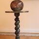 Table d’appoint avec pied torsadé et plateau recouvert d’une feuille de plomb