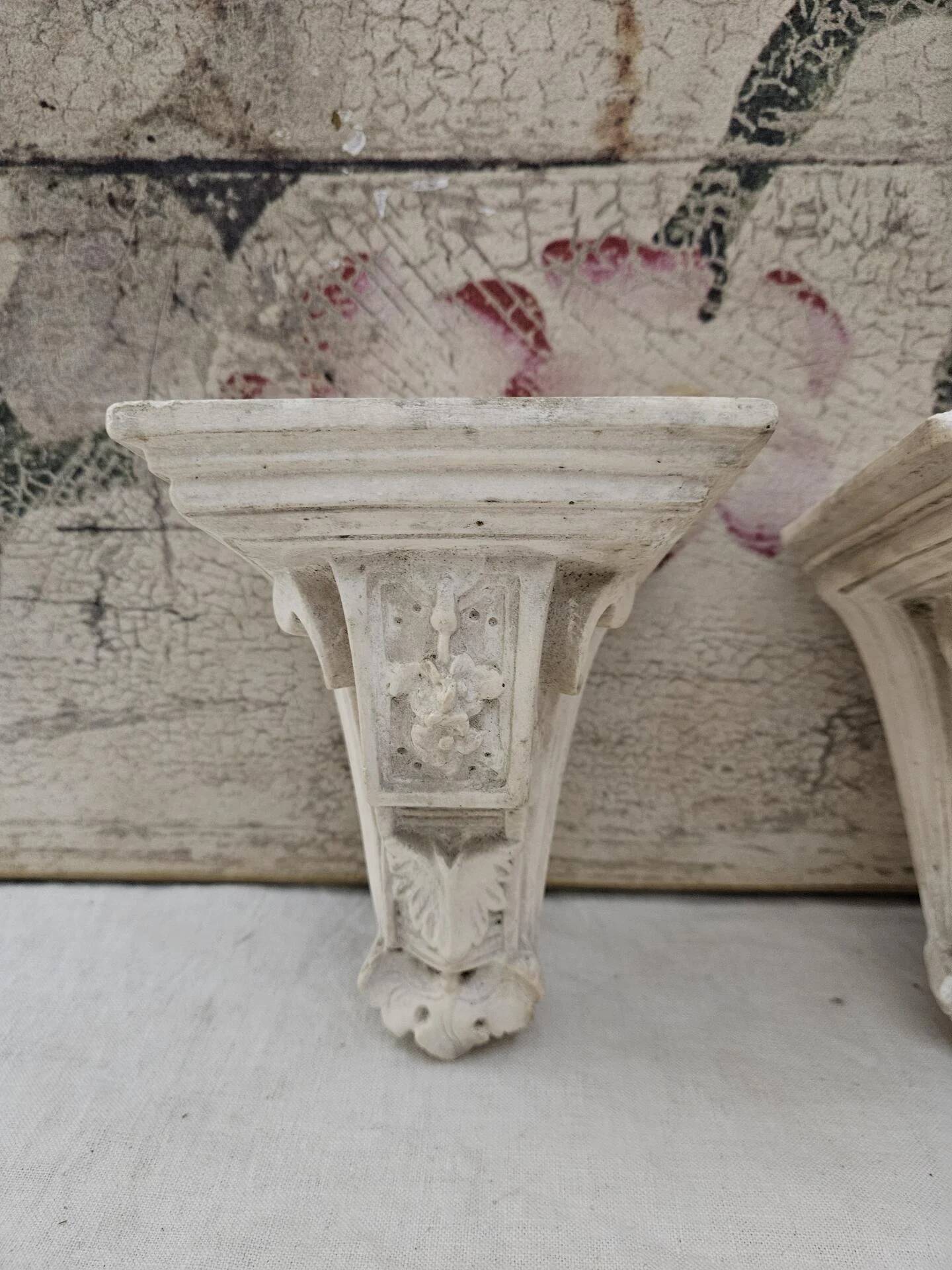 Pair of plaster wall brackets - Shelves