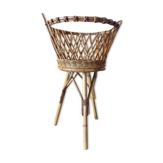 Worker in rattan and wicker