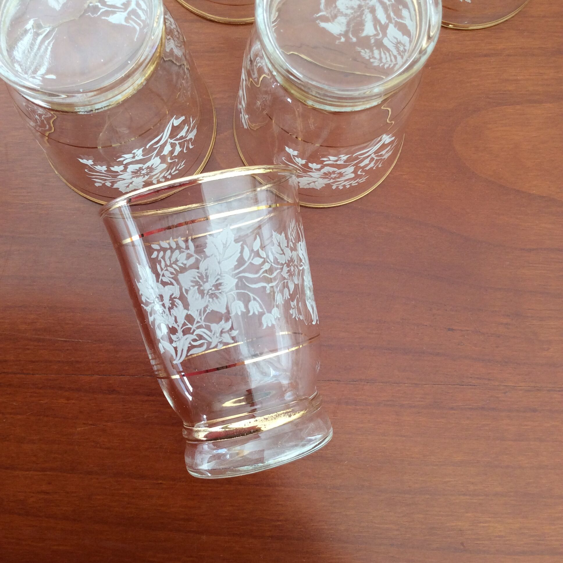 Set of 6 glasses decorations relief white flowers and golden edging - vintage