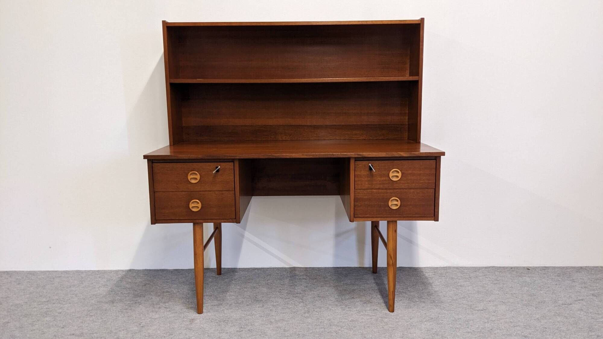 Desk and its removable shelf in Scandinavian style made of teak, RDA around 1960.