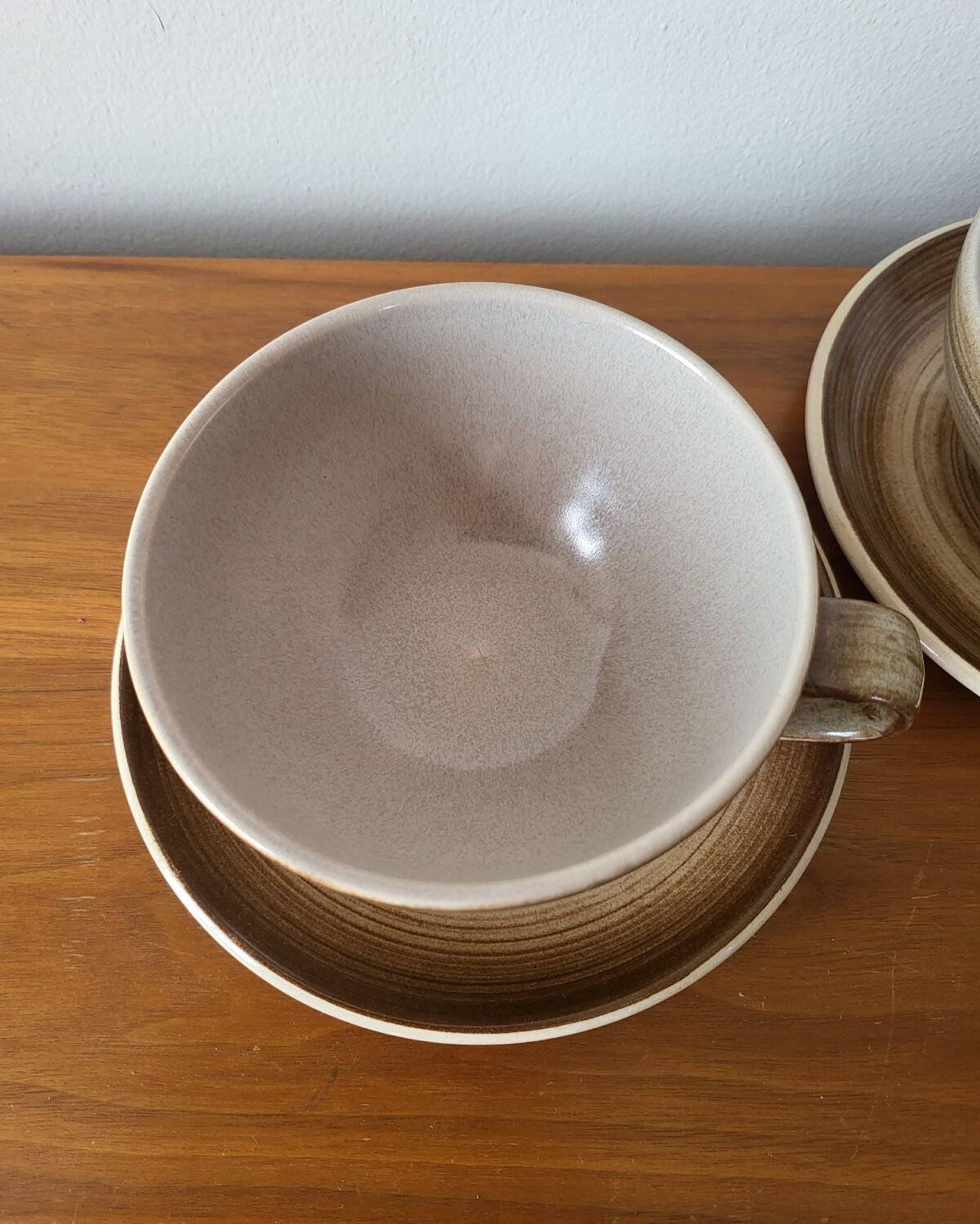 Ensemble de 2 grandes tasses et sous-tasse en grès Longchamp