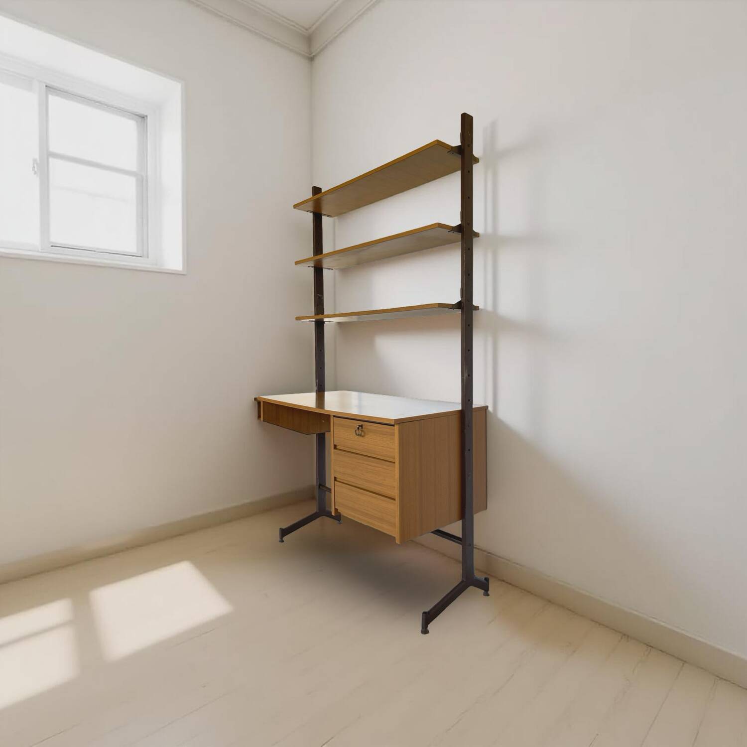 Bibliothèque italienne du milieu du siècle avec bureau.