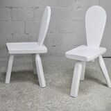 Paire de chaises tripodes, assises à la gouge. Brutalistes, circa 1960. Bois peint.
