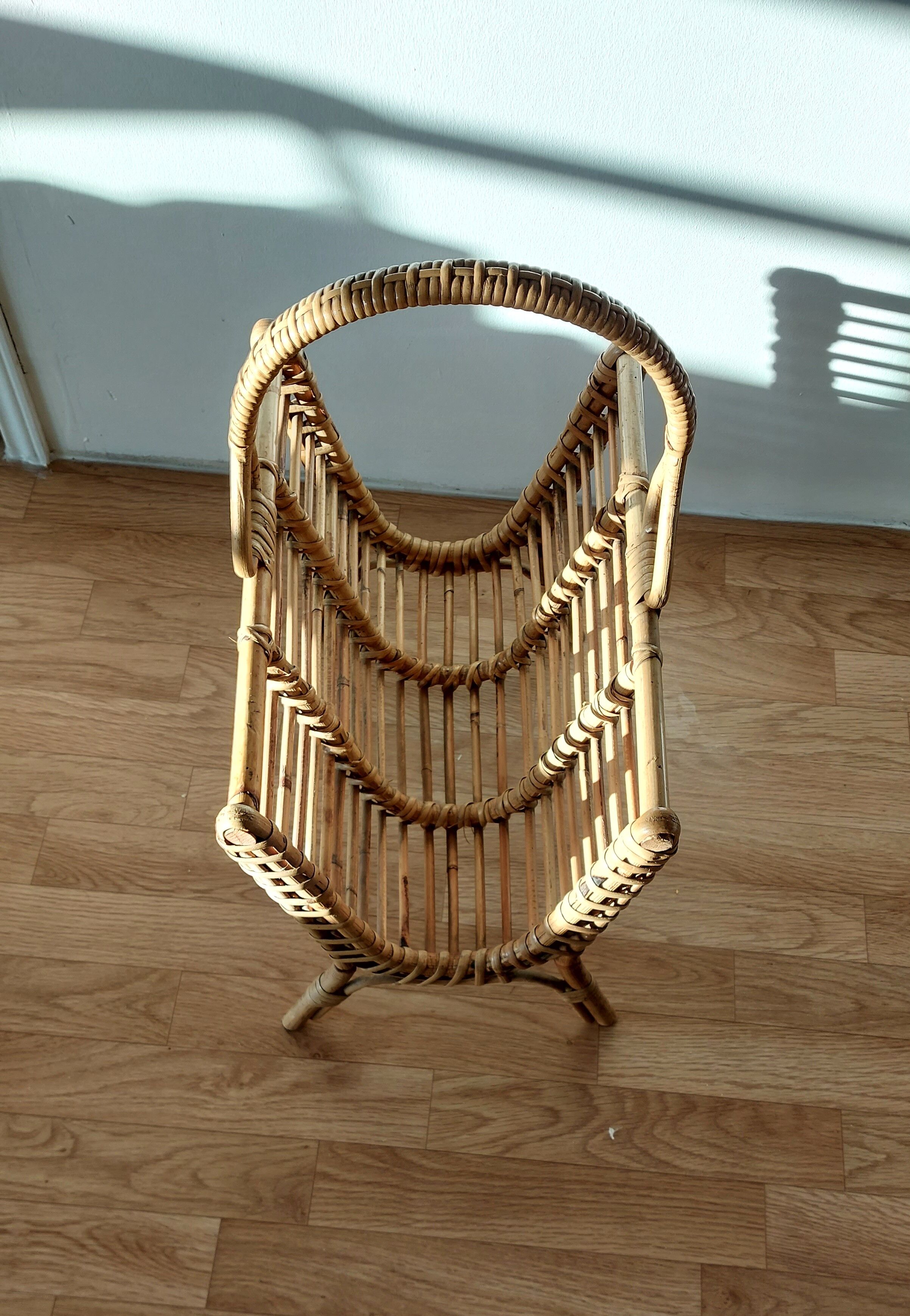 Porte-revues en rotin artisanal 1960.