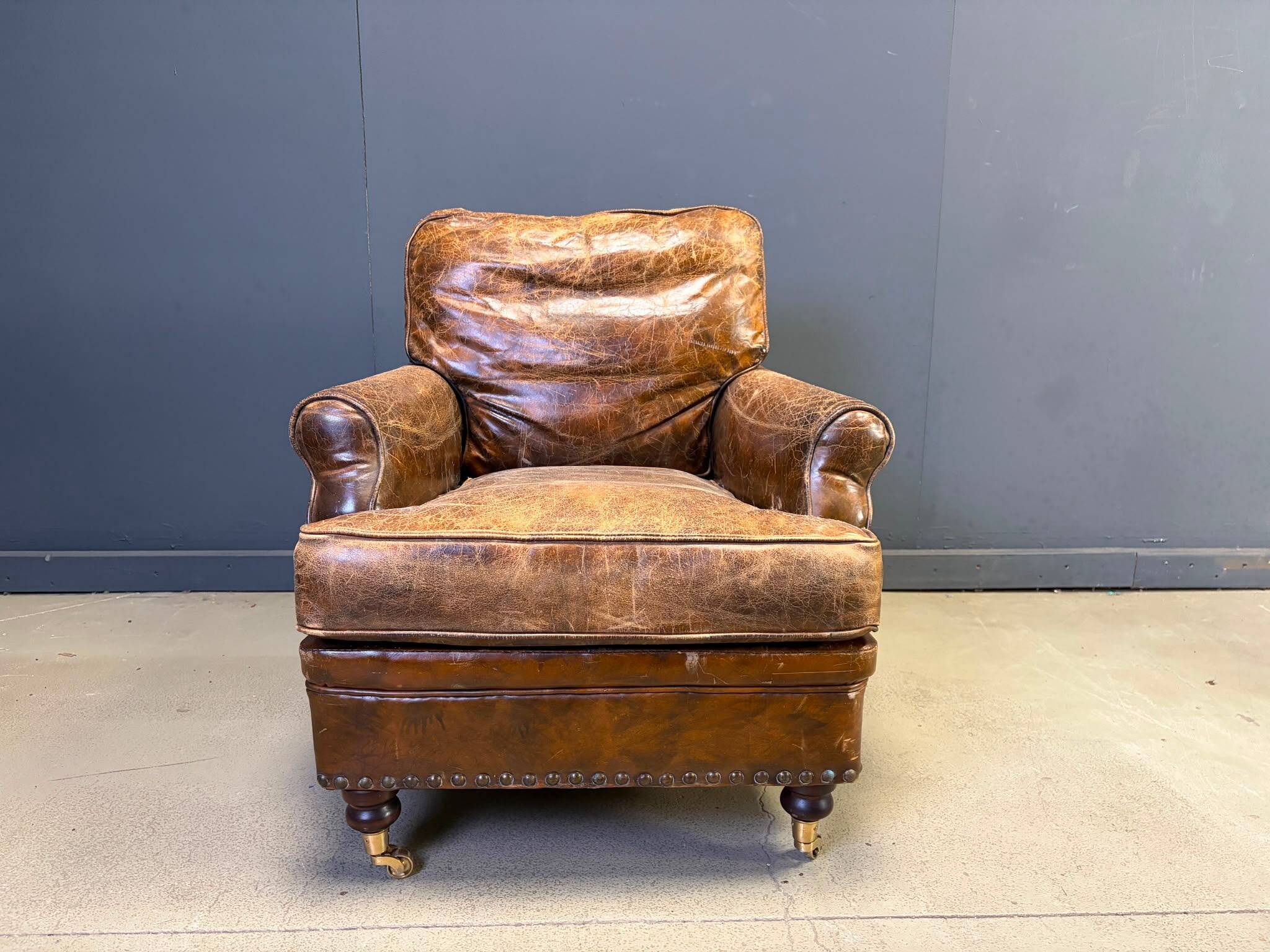 Fauteuil club en cuir des années 1950.