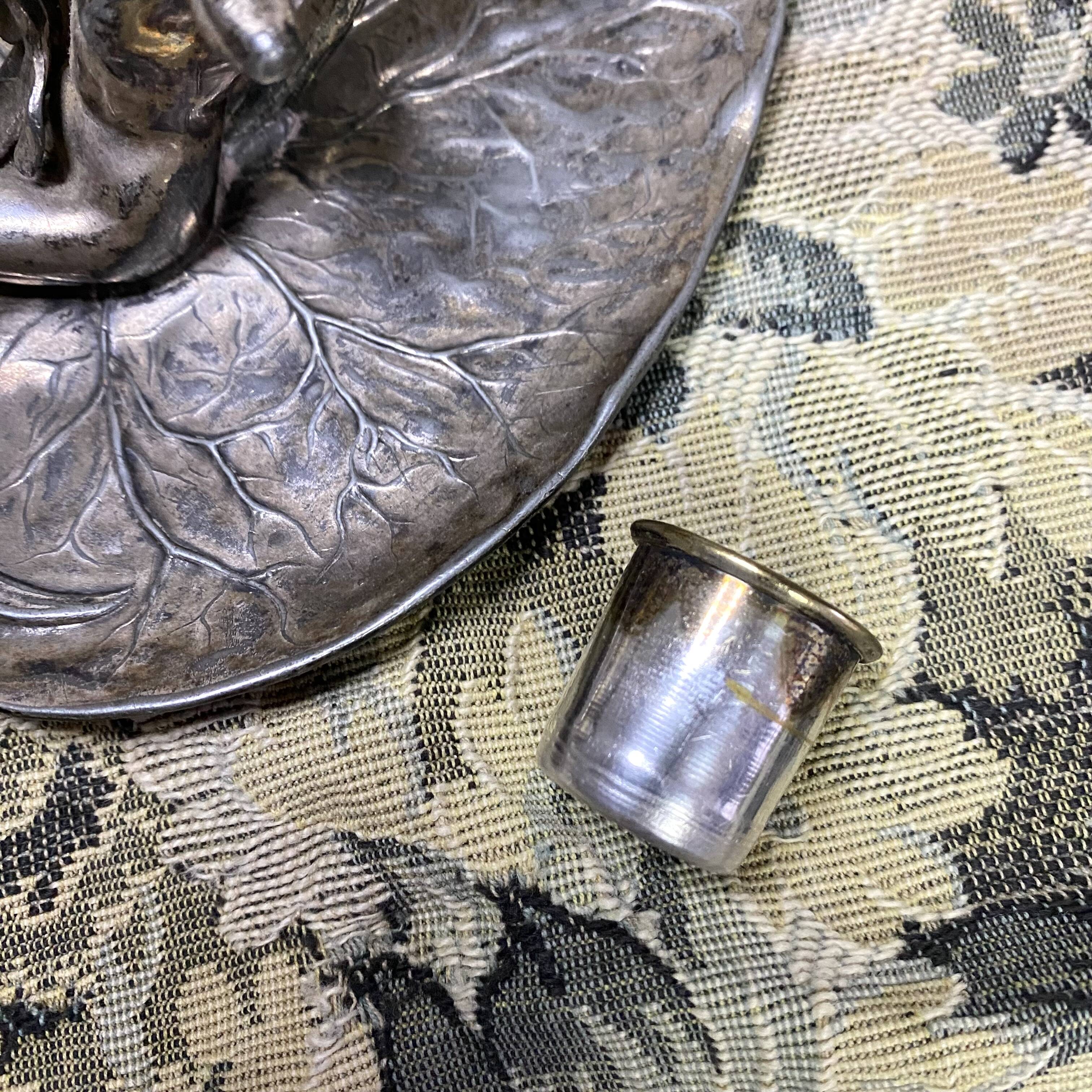 Water lily leaf thumb candle holder