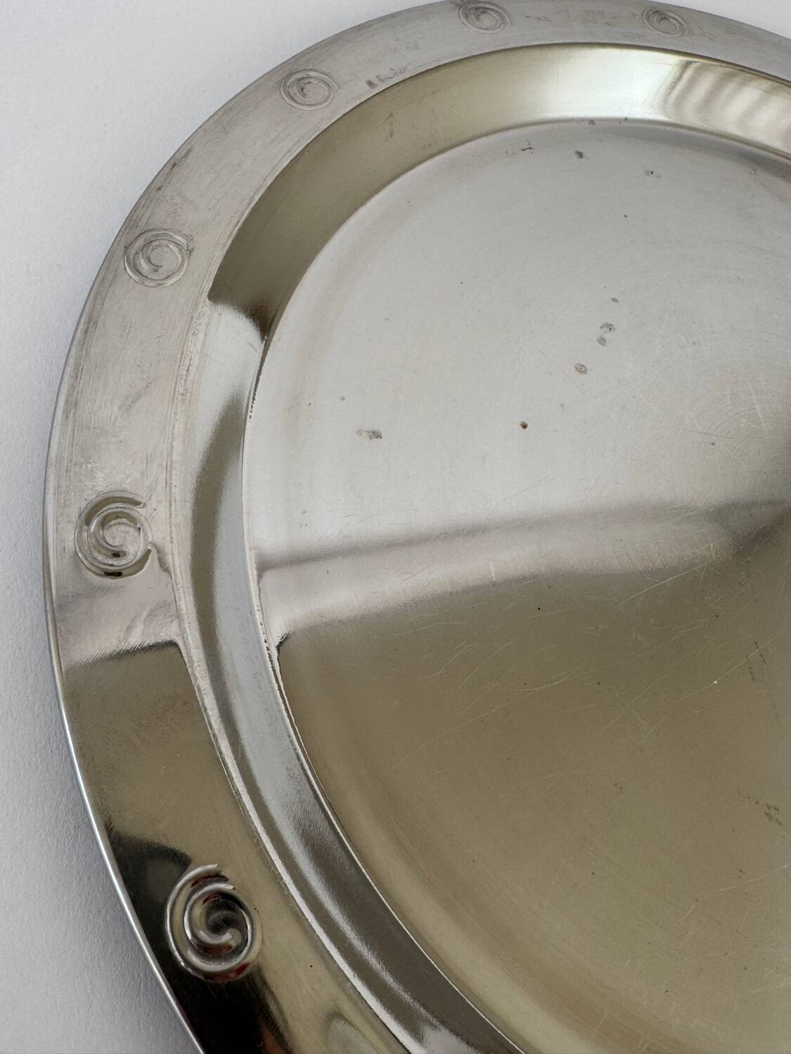 Plat de service rond en métal argenté vintage moderniste