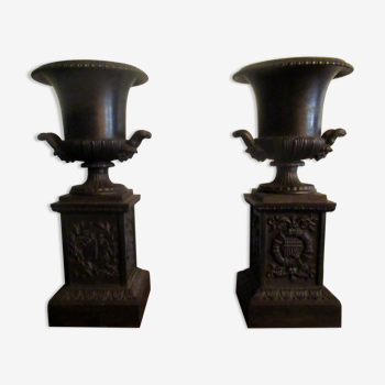 Pair of Medici vases, cast iron, on base