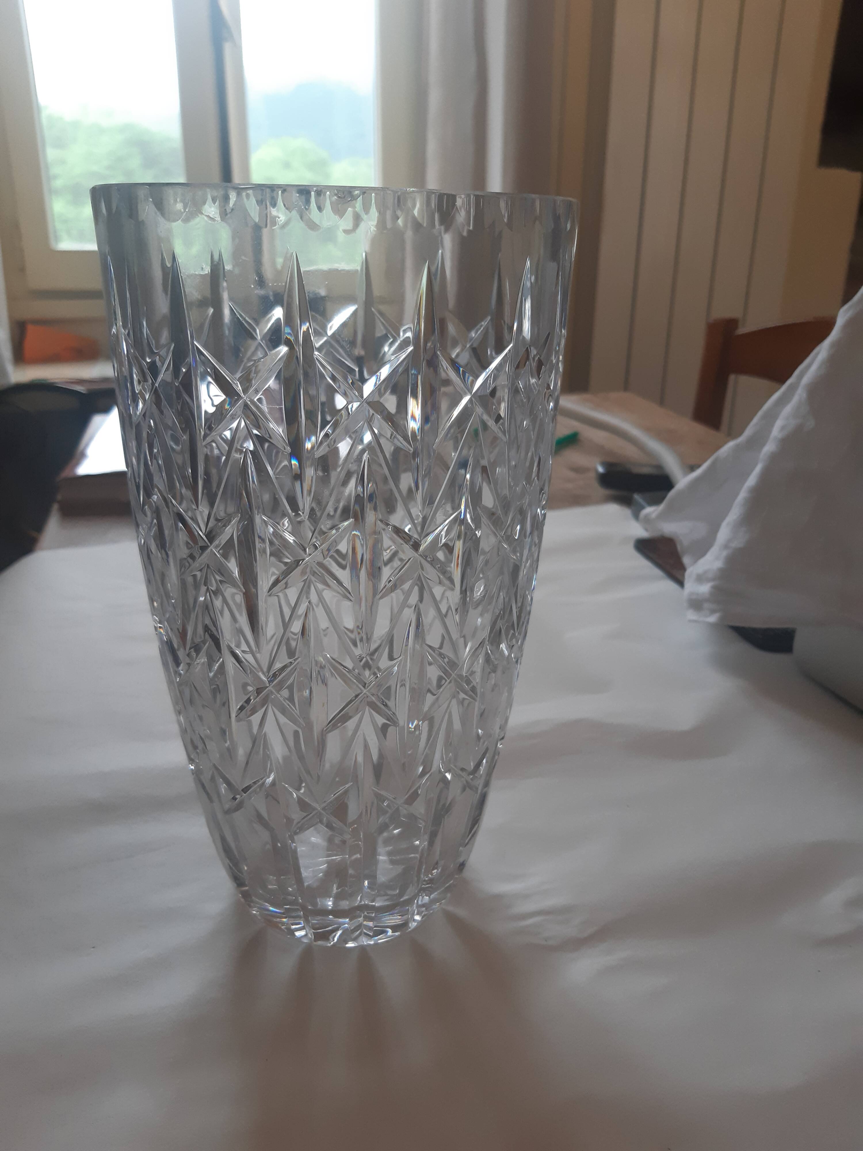 Grand vase en cristal ciselé