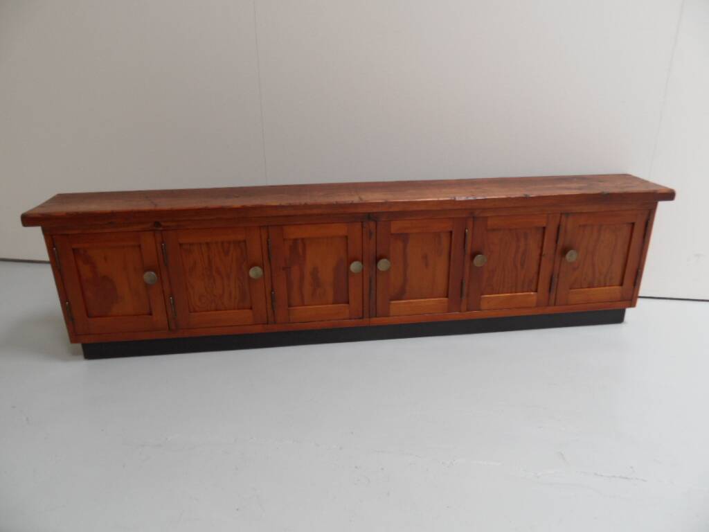 Buffet vintage avec 6 portes